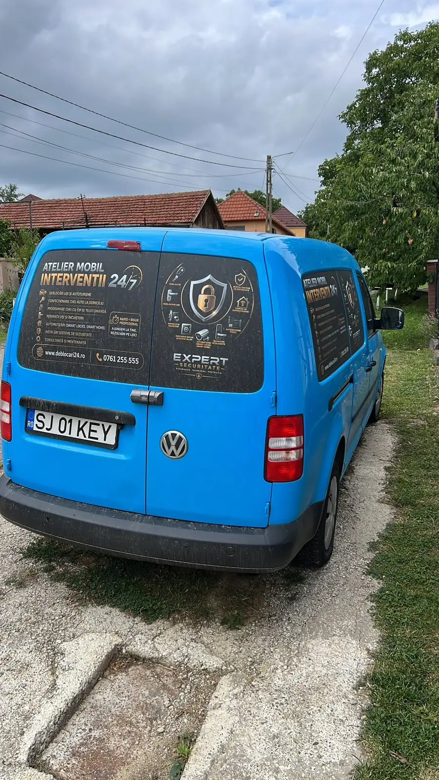 Atelier mobil Deblocari24 - duba de interventii non-stop, vedere spate cu lista serviciilor de lacatuserie